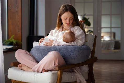 pravilno prisezanje bebe na dojku
