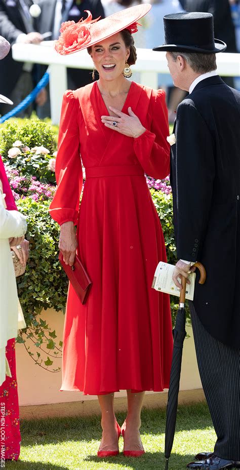 Kate Middleton na Royal Ascot, drži se za trebuh