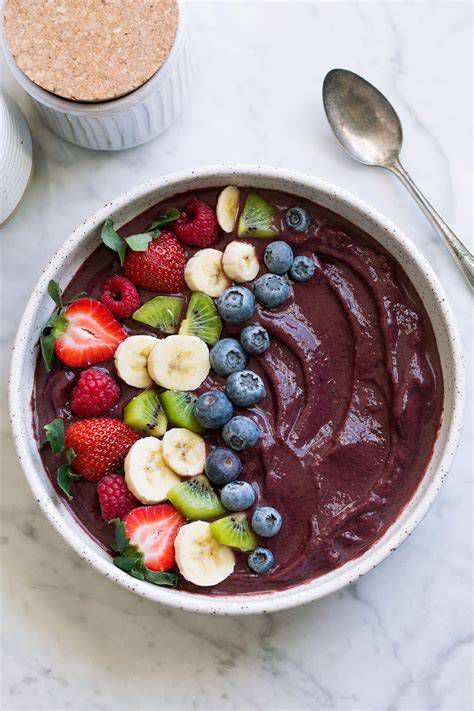 açaí skleda z dodatki (smoothie bowl)