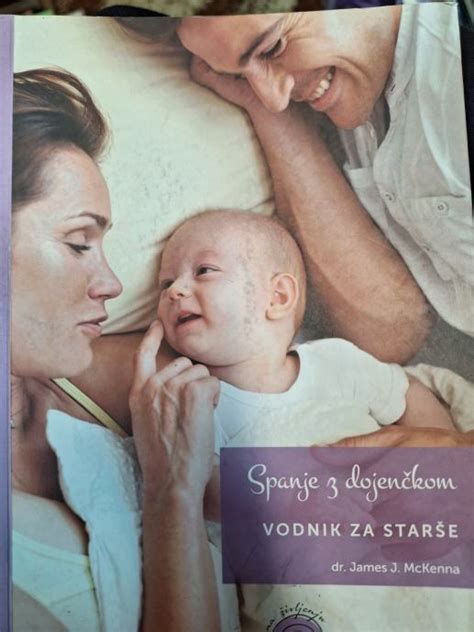 srečni starši z dojenčkom in opremo