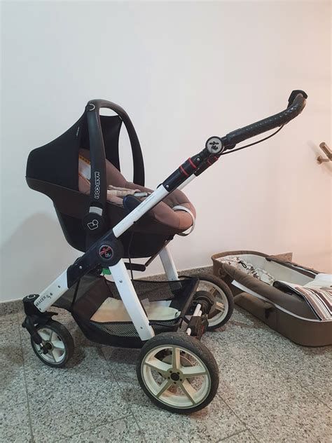 otroški voziček z ročno zavoro na klancu