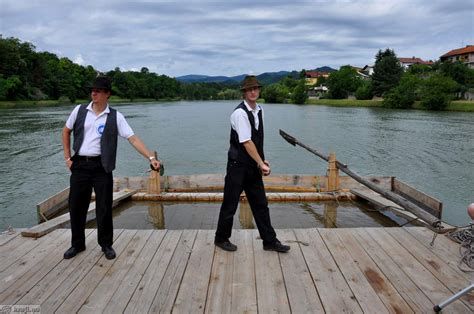 Splav po Dravi med Koblarjevim zalivom in Lentom, s pogledi na staro mestno jedro Maribora