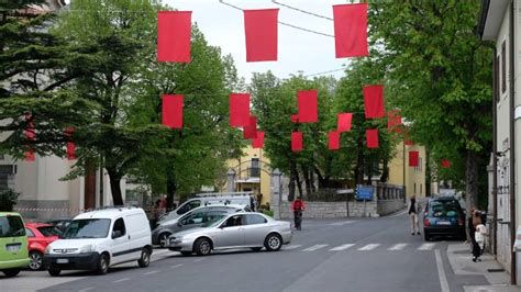 ljubljana 1980 - rdeče zastave na prometnici