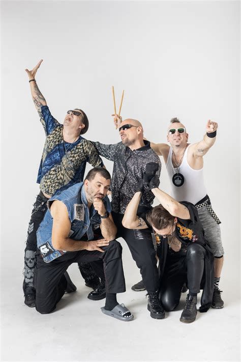 punk bend na strehi bloka - simbol uporništva