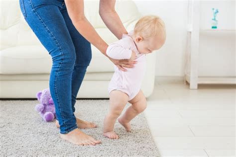 Položaj držanja bebe pri podizanju i polaganju (shema)