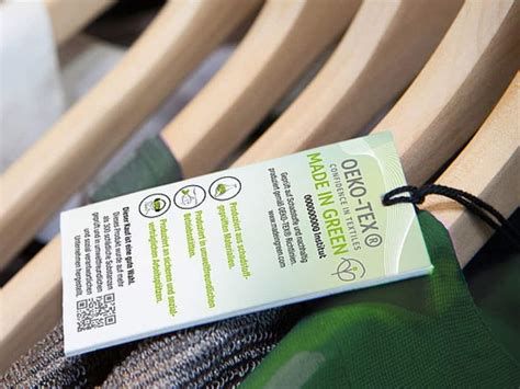 izdelki z oznako OEKO-TEX in MADE IN GREEN na obešalnikih