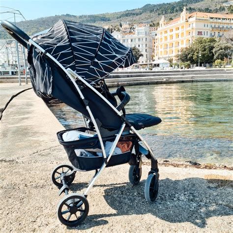 Lux Premium voziček na sprehodu po obali