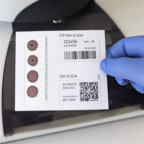 Primer označenega filter papirja z vzorcem posušene krvi, črtna in QR koda