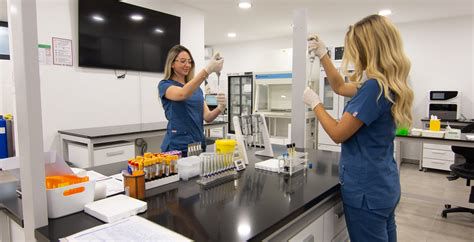 Slika: Posnetek laboratorija z modernimi analiznimi postopki in certificiranimi postopki