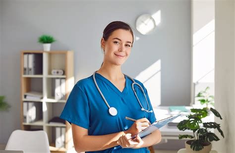 terapevtska ekipa: nevrolog, fizioterapevt, medicinska sestra
