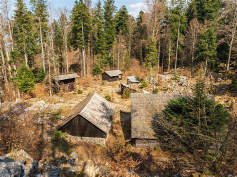 Zgornji Hrastnik - tloris barak in skriti dostopi skozi gozd