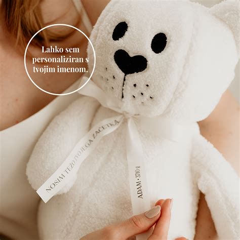 personaliziran medvedek Lalu drži spominsko utež