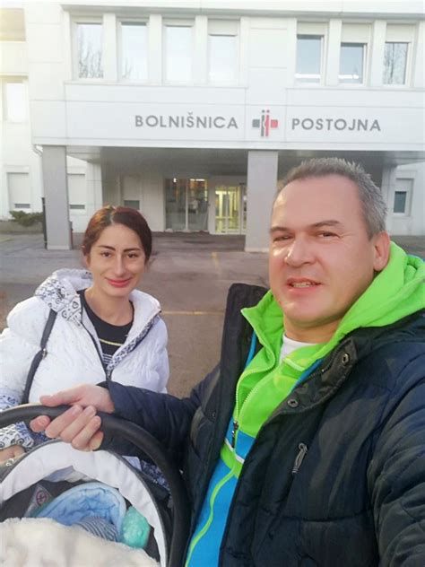 foto: starši z dojenčkom in šolarjem doma