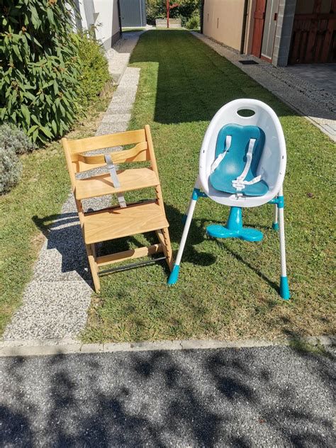 različni tipi stolčkov za hranjenje: leseni, plastični, z oblazinjenjem
