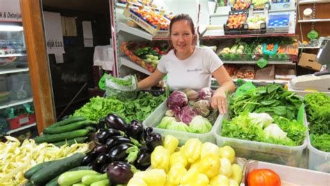 raznolika sezonska zelenjava in sadje na tržnici
