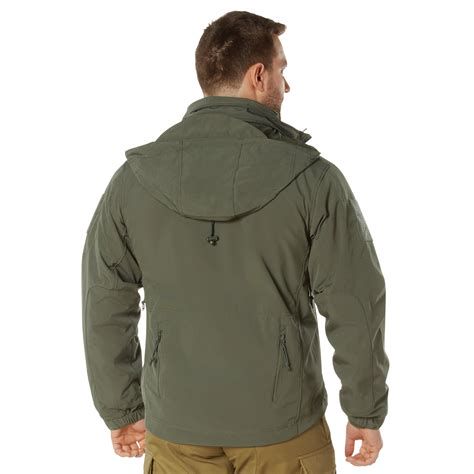 Kolaž: primeri krojev bunde 3v1 (parkas, plašč, softshell) in detajli elastike v pasu