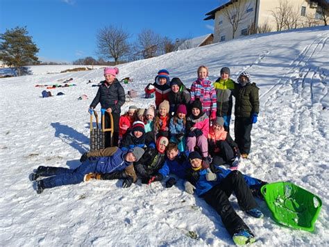 Tematska fotografija: nosečnica v bundi 3v1 na zimskem sprehodu