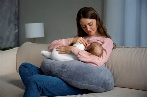 Ležeči bočni položaj, mama s jastukom za dojenje