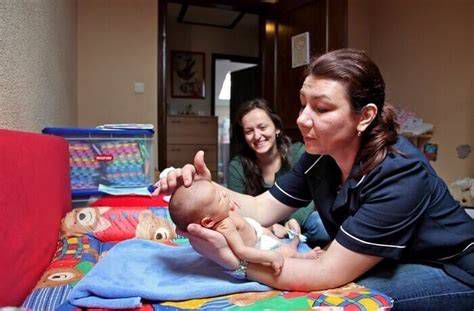 Patronažna medicinska sestra pri ogledu novorojenčka doma