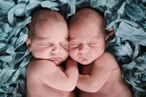 Fotografija zelo majhnega novorojenčka v NICU