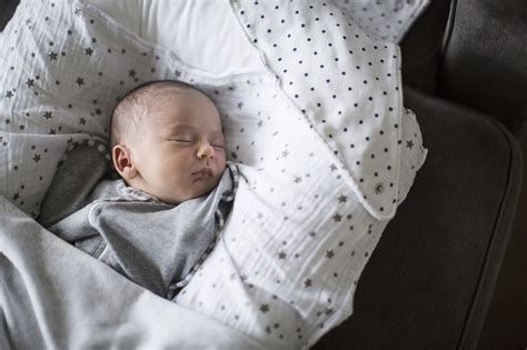 Foto: dojenček z mareličnimi pleničkami
