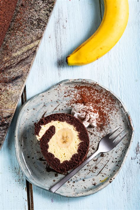 različne skodelice pudinga z banano, kakaom in vanilijo
