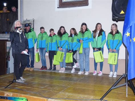 Portret Mance Dolinar na snegu z medaljami