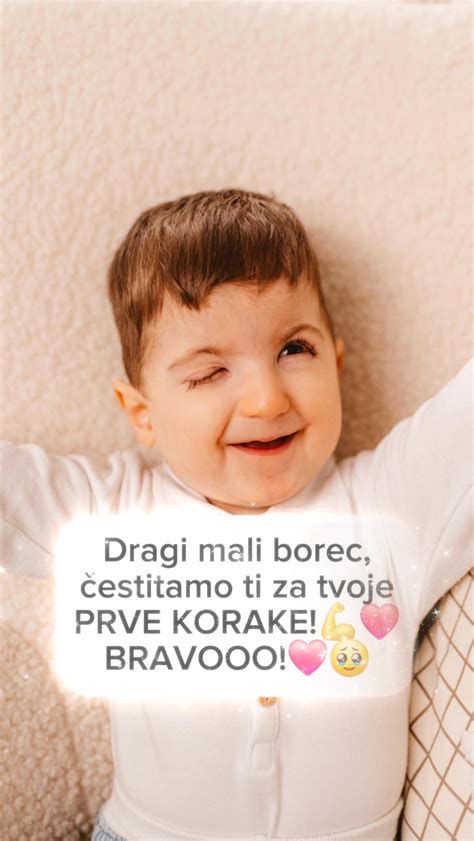 Občutek brcanja - mamica z roko na trebuščku