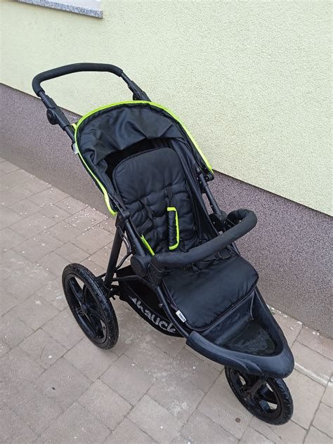 Otroški voziček z zaboji ob parku